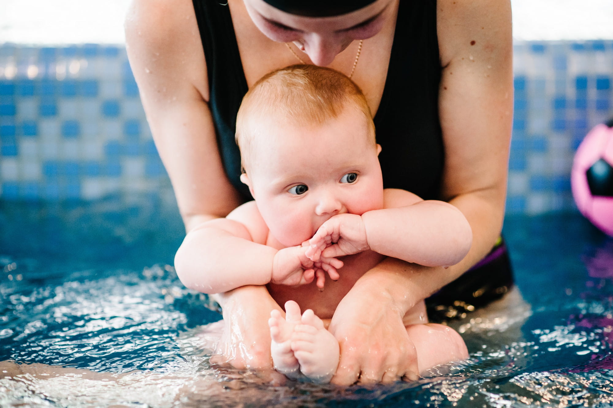 Pierwsze kroki w wodzie – jak przygotować dziecko do nauki pływania?
